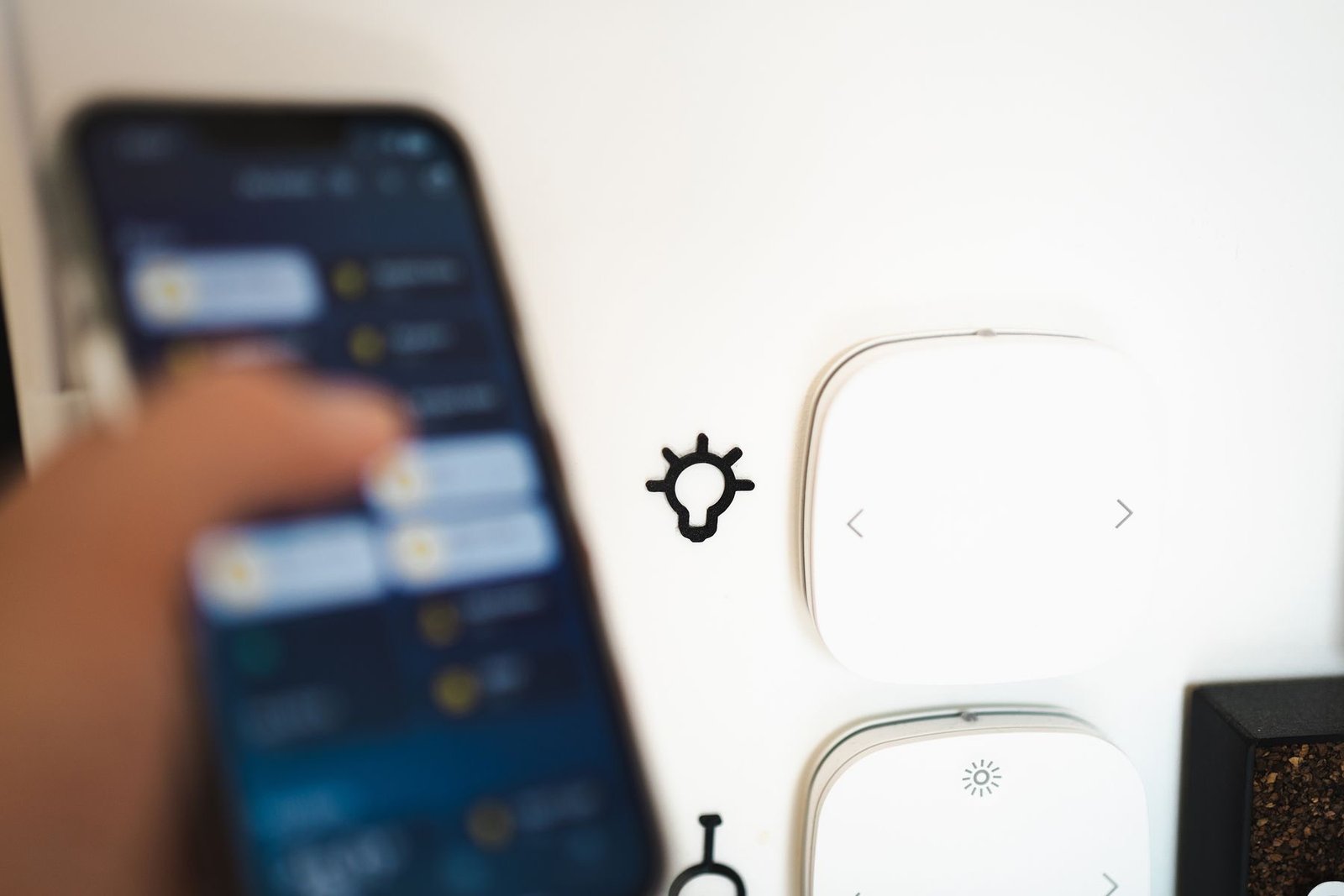 Teléfono controlando un sistema de domótica para el hogar