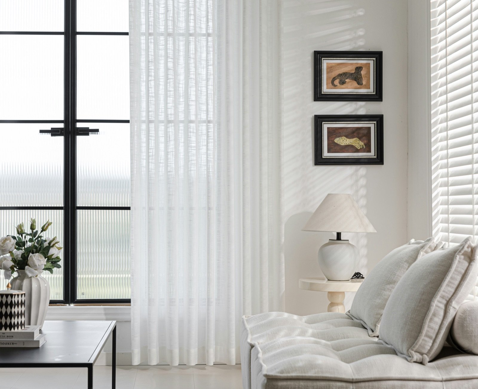 Cortinas blancas de caída elegante en una sala